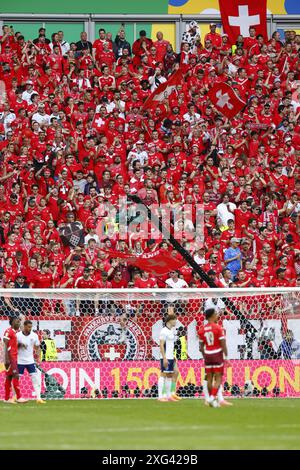 Düsseldorf, Deutschland. Juli 2024. DÜSSELDORF, Düsseldorf Arena, 06-07-2024, Fußball-Europameisterschaft Euro2024, Achtelfinale Nr. 48 zwischen England und der Schweiz, Schweiz Supporters Credit: Pro Shots/Alamy Live News Stockfoto