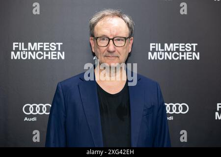 München, Deutschland. Juli 2024. Rainer Bock bei der Premiere von die Ermittlung während der Münchner Filmfestspiele am 5. Juli 2024 in München. (Foto: Alexander Pohl/SIPA USA) Credit: SIPA USA/Alamy Live News Stockfoto