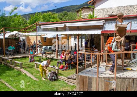 Pilger, die eine Pause einlegten, hielten für Essen in einem Café auf dem Jakobsweg im nordspanischen Dorf Zurian Stockfoto