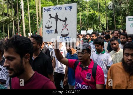 Dhaka, Bangladesch. Juli 2024. Tausende von Studenten der Universität Dhaka protestieren weiterhin gegen die Entscheidung des Obersten Gerichts, am Samstag, den 06. Juli 2024 in Dhaka, Bangladesch, das Quotensystem wieder in den öffentlichen Dienst einzuführen. (Kreditbild: © Md. Rakibul Hasan/ZUMA Press Wire) NUR REDAKTIONELLE VERWENDUNG! Nicht für kommerzielle ZWECKE! Stockfoto