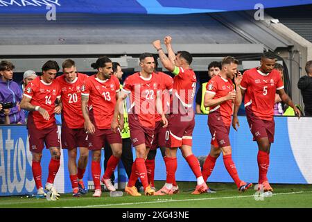 DÜSSELDORF - 06.07.2024, (l-r) Steven Zuber aus der Schweiz, Michel Aebischer aus der Schweiz, Ricardo Rodriguez aus der Schweiz, Fabian Schar aus der Schweiz, Granit-Spiel zwischen England und der Schweiz in der Düsseldorfer Arena am 6. Juli 2024 in Düsseldorf. ANP | Hollandse Hoogte | GERRIT VAN COLOGNE Stockfoto