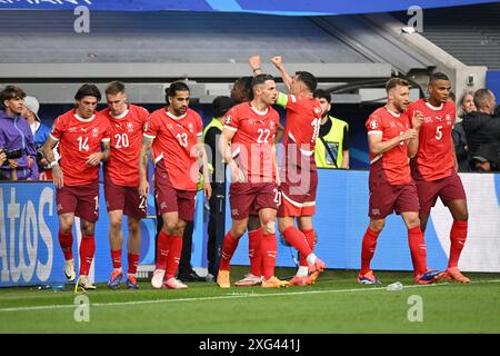 DÜSSELDORF - 06.07.2024, (l-r) Steven Zuber aus der Schweiz, Michel Aebischer aus der Schweiz, Ricardo Rodriguez aus der Schweiz, Fabian Schar aus der Schweiz, Granit-Spiel zwischen England und der Schweiz in der Düsseldorfer Arena am 6. Juli 2024 in Düsseldorf. ANP | Hollandse Hoogte | GERRIT VAN COLOGNE Stockfoto