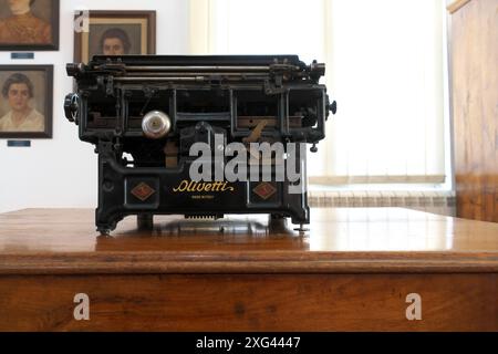 Olivetti-Schreibmaschine M 40 I Serie mit den Schriftzeichen des kyrillischen Alphabets im Museum der Region Rudnik-Takovo in Gornji Milanovac, Serbien Stockfoto