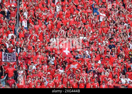 Düsseldorf, Fussball UEFA EURO 2024 Viertelfinale England - Schweiz am 06.07.2024 in der Düsseldorf Arena in Düsseldorf Fans/Zuschauer Schweiz Foto: Revierfoto Credit: ddp Media GmbH/Alamy Live News Stockfoto