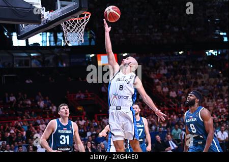 Piräus, Piräus, Griechenland. Juli 2024. 8 NICK CALATHES of Greece spielt während des Halbfinalspiels der FIBA für das Olympische Qualifikationsturnier 2024 zwischen Griechenland und Slowenien am 6. Juli 2024 im Peace & Friendship Stadium in Piräus, Griechenland. (Kreditbild: © Stefanos Kyriazis/ZUMA Press Wire) NUR REDAKTIONELLE VERWENDUNG! Nicht für kommerzielle ZWECKE! Stockfoto