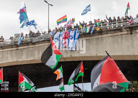 Waterloo Bridge, London, Großbritannien. Juli 2024. Unser Kampf und christliche Aktion gegen den Antisemitismus (CAAA) hielt einen Gegenprotest auf der Waterloo Bridge gegen den PSC Pro Palestine march ab, der darunter vorbeizog. Quelle: Amanda Rose/Alamy Live News Stockfoto