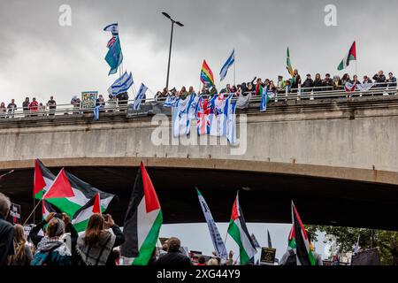 Waterloo Bridge, London, Großbritannien. Juli 2024. Unser Kampf und christliche Aktion gegen den Antisemitismus (CAAA) hielt einen Gegenprotest auf der Waterloo Bridge gegen den PSC Pro Palestine march ab, der darunter vorbeizog. Quelle: Amanda Rose/Alamy Live News Stockfoto