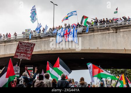 Waterloo Bridge, London, Großbritannien. Juli 2024. Unser Kampf und christliche Aktion gegen den Antisemitismus (CAAA) hielt einen Gegenprotest auf der Waterloo Bridge gegen den PSC Pro Palestine march ab, der darunter vorbeizog. Quelle: Amanda Rose/Alamy Live News Stockfoto