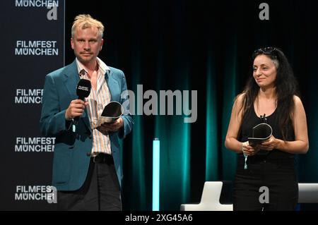 München, Deutschland. Juli 2024. Publikumspreise gingen an den Film Führer und Verführer, in dem Robert Stadlober (l) Joseph Goebbels spielt. Und Regisseur Yasemin Samdereli wurde für den Film Samia geehrt. Quelle: Felix Hörhager/dpa/Alamy Live News Stockfoto