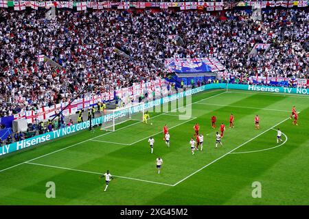 Der Engländer Bukayo Saka (links) feiert, nachdem er während der UEFA Euro 2024, dem Viertelfinalspiel in der Düsseldorfer Arena, das erste Tor des Spiels erzielt hat. Bilddatum: Samstag, 6. Juli 2024. Stockfoto