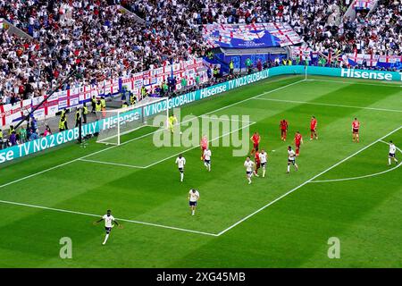 Der Engländer Bukayo Saka (links) feiert, nachdem er während der UEFA Euro 2024, dem Viertelfinalspiel in der Düsseldorfer Arena, das erste Tor des Spiels erzielt hat. Bilddatum: Samstag, 6. Juli 2024. Stockfoto