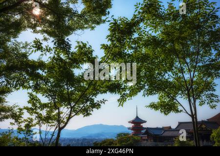 Der auf einem Hügel gelegene Tempel Kiyomizudera in Kyoto, Japan, ist ein Ort, um die Aussicht auf die Stadt Kyoto von seiner hölzernen Veranda zu bewundern und durch die zu spazieren Stockfoto