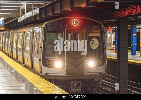 New York City, Vereinigte Staaten - 26. Mai 2024, New York U-Bahn fährt in einen Bahnhof Stockfoto