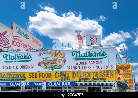 New York City, USA - Mai 28-2024 - Werbung für das berühmte Nathan's Hot Dog's auf Coney Island Stockfoto