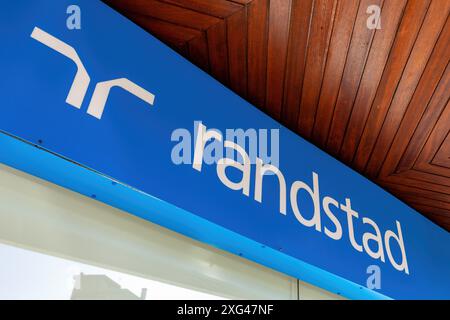 Famalicao, Portugal: Büro Randstad NV mit Markenlogo, Logo, Emblem, Symbol oder Symbol. Randstad ist ein niederländisches multinationales Personalwesen Stockfoto