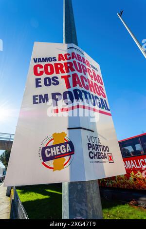 Portugal: Wahlkampfplakat der rechtsextremen Partei von Chega für die parlamentswahlen 2024 auf Straßenlaterne. Es heißt: Lasst uns Korruption und Arbeitsplätze für die Jungen beenden Stockfoto