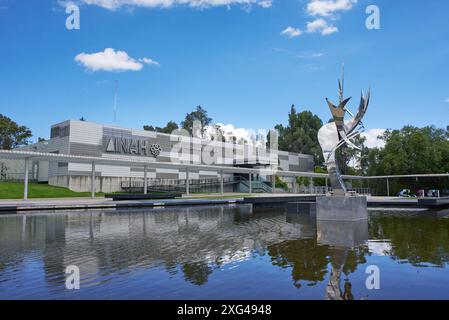 Vor dem Regionalmuseum von Puebla tagsüber mit blauem Himmel, Touristengebäude, keine Leute Stockfoto