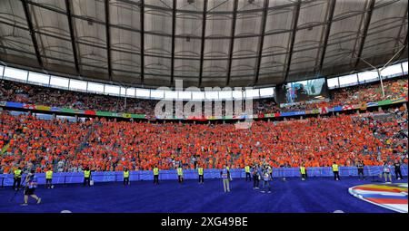 BERLIN, 06.07.2024, Olympiastadion , Fußball-Europameisterschaft Euro2024, Viertelfinalspiel Nr. 47 zwischen den Niederlanden und Turkiye . Orangefarbene Wand Stockfoto