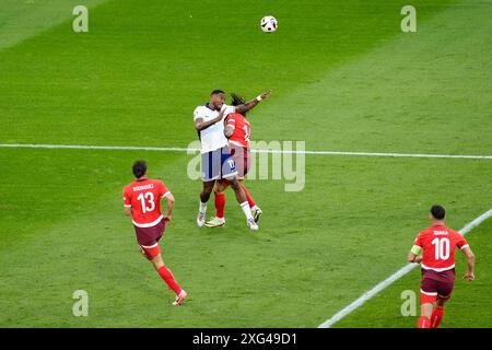 Der Engländer Ivan Toney (Mitte links) und der Schweizer Steven Zuber kämpfen um den Ball während der UEFA Euro 2024, dem Viertelfinalspiel in der Düsseldorfer Arena. Bilddatum: Samstag, 6. Juli 2024. Stockfoto