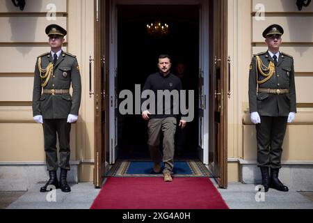 Kiew, Ukraine. Juli 2024. Der ukrainische Präsident Wolodymyr Zelenskyj trifft am 2. Juli 2024 im Mariinski-Palast in Kiew, Ukraine, ein, um den ungarischen Premierminister Wiktor Orban zu begrüßen. Orban ist derzeit die rotierende Präsidentschaft der Europäischen Union. Kredit: Ukrainischer Ratsvorsitz/Pressestelle Des Ukrainischen Präsidenten/Alamy Live News Stockfoto