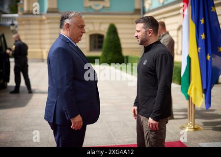 Kiew, Ukraine. Juli 2024. Der ukrainische Präsident Wolodymyr Zelenskyj (rechts) begrüßt den ungarischen Ministerpräsidenten Viktor Orban (links) bei der Ankunft im Mariinski-Palast am 2. Juli 2024 in Kiew, Ukraine. Orban ist derzeit die rotierende Präsidentschaft der Europäischen Union. Kredit: Ukrainischer Ratsvorsitz/Pressestelle Des Ukrainischen Präsidenten/Alamy Live News Stockfoto