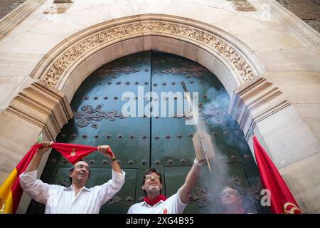 Madrid, Spanien. Juli 2024. Ein Mann hält ein Shuttle mit der pyrotechnischen Rakete „Chupinazo“ während der Feier des Beginns der San Fermin-Feierlichkeiten in der Pfarrei San Fermin de los Navarros. Die Navarros-Gemeinde in Madrid feiert die San Fermin-Feierlichkeiten mit einem Raketenstart „Chupinazo“, der die Feierlichkeiten beginnt und somit zur großen Feier in Pamplona, Spanien, beiträgt. (Foto: Luis Soto/SOPA Images/SIPA USA) Credit: SIPA USA/Alamy Live News Stockfoto