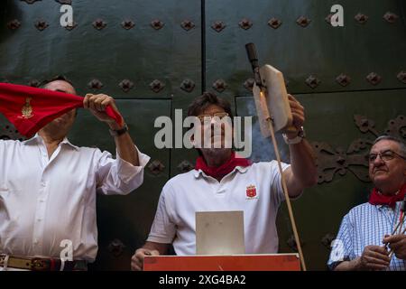 Madrid, Spanien. Juli 2024. Ein Mann hält ein Shuttle mit der pyrotechnischen Rakete „Chupinazo“ während der Feier des Beginns der San Fermin-Feierlichkeiten in der Pfarrei San Fermin de los Navarros. Die Navarros-Gemeinde in Madrid feiert die San Fermin-Feierlichkeiten mit einem Raketenstart „Chupinazo“, der die Feierlichkeiten beginnt und somit zur großen Feier in Pamplona, Spanien, beiträgt. (Foto: Luis Soto/SOPA Images/SIPA USA) Credit: SIPA USA/Alamy Live News Stockfoto