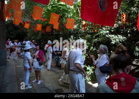 Madrid, Spanien. Juli 2024. Menschen mit roten Tüchern um den Hals warten auf den Beginn des Segens der Tücher, während der Feier des Beginns der San Fermin-Feierlichkeiten in der Pfarrei San Fermin de los Navarros. Die Navarros-Gemeinde in Madrid feiert die San Fermin-Feierlichkeiten mit einem Raketenstart „Chupinazo“, der die Feierlichkeiten beginnt und somit zur großen Feier in Pamplona, Spanien, beiträgt. (Foto: Luis Soto/SOPA Images/SIPA USA) Credit: SIPA USA/Alamy Live News Stockfoto