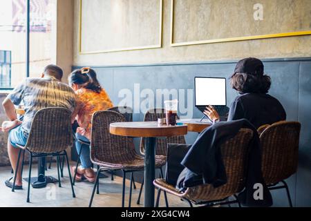 Arbeiten Sie vom Café aus. Ein Mann arbeitet an einem Laptop in einem Café Stockfoto