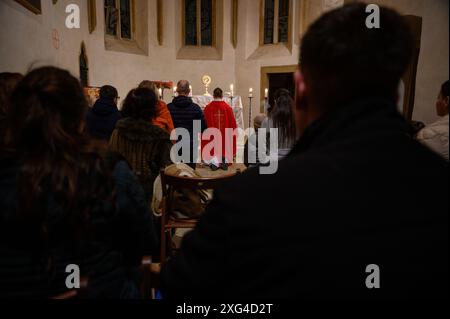 Verehrung des Allerheiligsten Sakraments in der Katharinenkapelle (Kaplnka svätej Kataríny) in Bratislava, Slowakei. Stockfoto