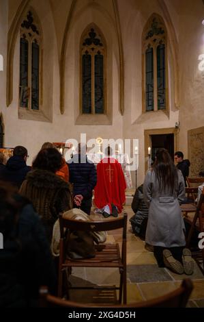 Verehrung des Allerheiligsten Sakraments in der Katharinenkapelle (Kaplnka svätej Kataríny) in Bratislava, Slowakei. Stockfoto