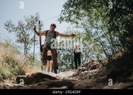 Junge Wanderer, die einen sonnigen Sommertag im Wald genießen Stockfoto