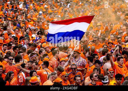 Berlin, Deutschland. Juli 2024. BERLIN - niederländische Fans laufen beim Fanspaziergang zum Olympiastadion für das Viertelfinale der Europameisterschaft zwischen den Niederlanden und der Türkei hinter den Oranjebus. ANP RAMON VAN FLYMEN Credit: ANP/Alamy Live News Stockfoto