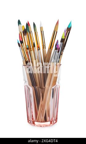 Holzpinsel mit bunten Farben in Glas isoliert auf weiß Stockfoto
