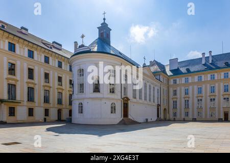 Fassade der Kapelle des Heiligen Kreuzes (Kaple svatého Kříže) in Prazsky hrad in Prag Stadt in Tschechien Stockfoto