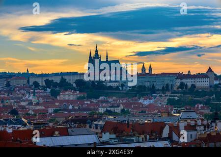 Blick aus der Vogelperspektive auf Prag bei Sonnenuntergang mit Schloss und Veitsdom im Hintergrund, Tschechische Republik Stockfoto