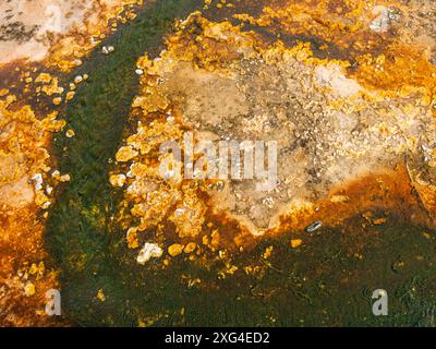 Der Yellowstone-Nationalpark liegt auf einem riesigen Supervulkan und beherbergt außergewöhnliche Thermalanlagen Stockfoto