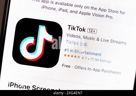 In dieser Abbildung wird die TikTok App auf der Download-Seite des Apple Store auf dem Smartphone-Bildschirm angezeigt. Stockfoto