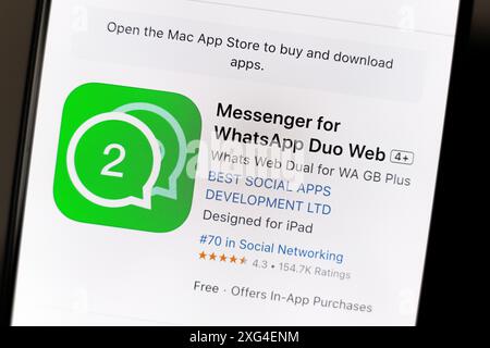 In dieser Abbildung wird die WhatsApp Duo Web App auf der Download-Seite des Apple Store auf dem Smartphone-Bildschirm angezeigt. Stockfoto