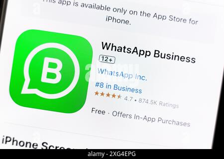 In dieser Abbildung wird die WhatsApp Business App auf der Download-Seite des Apple Store auf dem Smartphone-Bildschirm angezeigt. Stockfoto