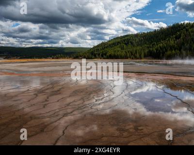 Der Yellowstone-Nationalpark liegt auf einem riesigen Supervulkan und beherbergt außergewöhnliche Thermalanlagen Stockfoto