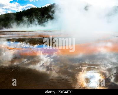 Der Yellowstone-Nationalpark liegt auf einem riesigen Supervulkan und beherbergt außergewöhnliche Thermalanlagen Stockfoto