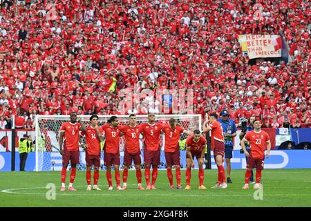 DÜSSELDORF - 06.07.2024, (l-r) Denis Zakaria aus der Schweiz, Steven Zuber aus der Schweiz, Ricardo Rodriguez aus der Schweiz, Granit-Spiel zwischen England und der Schweiz in der Düsseldorfer Arena am 6. Juli 2024 in Düsseldorf. ANP | Hollandse Hoogte | GERRIT VAN COLOGNE Stockfoto