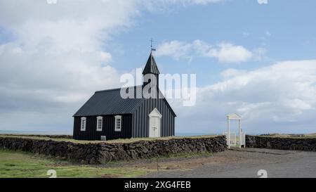 Traditionelle kleine schwarze Holzkirche in Budir Bay, Sneafellsnes, Island Stockfoto