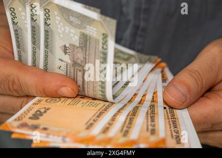 Indien Geld, man zählt Indische Rupien, Nahaufnahme der Hände mit Banknoten. Bargeld in Stückelungen von 200 und 500 Stockfoto