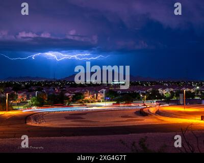 Ein sich schnell bewegender Monsunsturm in der Gegend von Phoenix Arizona erzeugt einen Wolken-zu-Wolken-Blitz Stockfoto