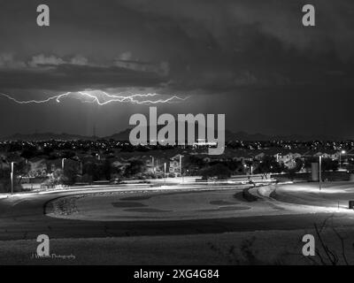 Ein sich schnell bewegender Monsunsturm in der Gegend von Phoenix Arizona erzeugt einen Wolken-zu-Wolken-Blitz Stockfoto