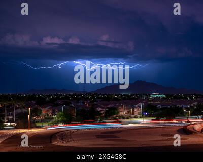 Ein sich schnell bewegender Monsunsturm in der Gegend von Phoenix Arizona erzeugt einen Wolken-zu-Wolken-Blitz Stockfoto