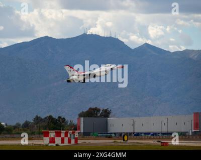 Das unglaubliche Flugvorführungsteam der United States Air Force, die Thunderbirds, fliegt während einer Flugschau ihre Präzision. Stockfoto