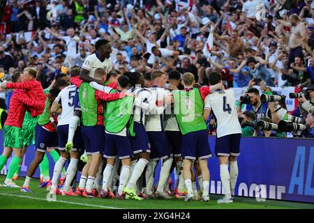 Düsseldorf, Deutschland. Juli 2024. Spieler aus England feiern am 6. Juli 2024 im Düsseldorfer Arena Stadium in Düsseldorf am Ende des Viertelfinales der EM 2024. Quelle: Insidefoto di andrea staccioli/Alamy Live News Stockfoto